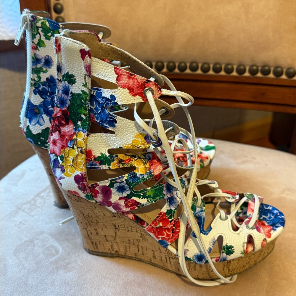 Wedge lace up floral size 6 women’s shoe